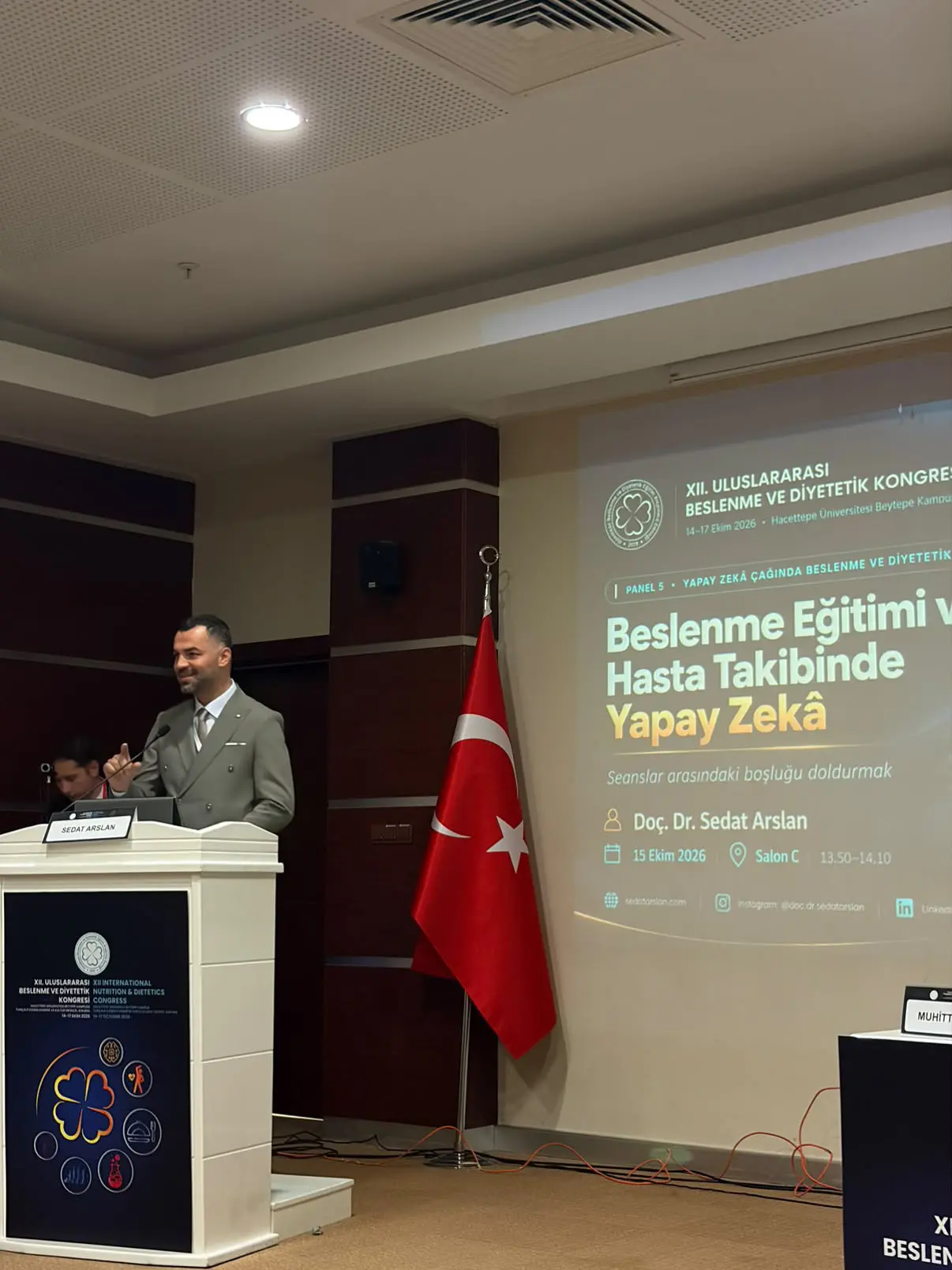 Assoc. Prof. Sedat Arslan presenting AI in nutrition education and patient follow-up at the XII International Nutrition and Dietetics Congress