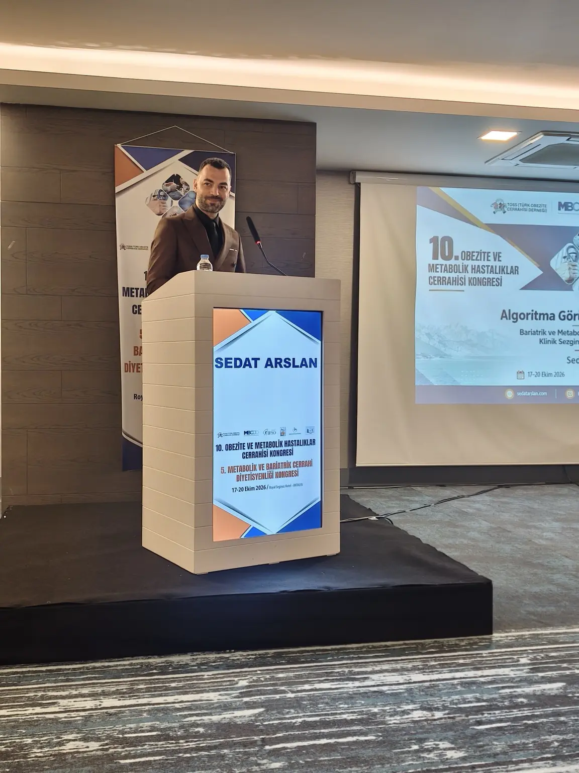 Doç. Dr. Sedat Arslan, 10. Obezite ve Metabolik Hastalıklar Cerrahisi Kongresi’nde yapay zekâ ve klinik sezgiyi anlatırken